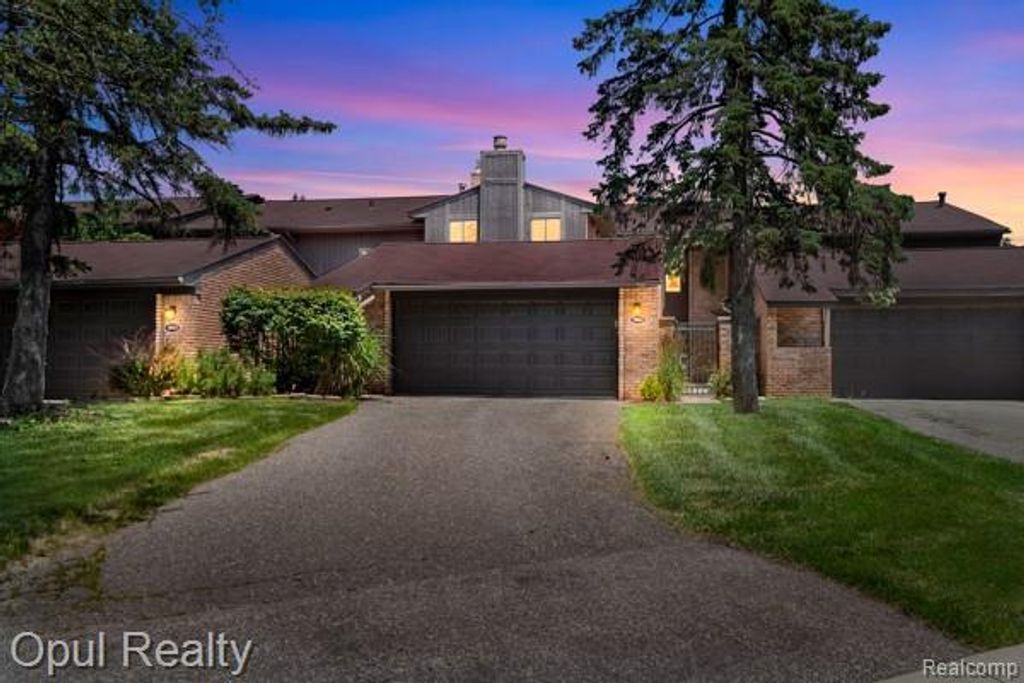 3961 Chablis Street, West Bloomfield