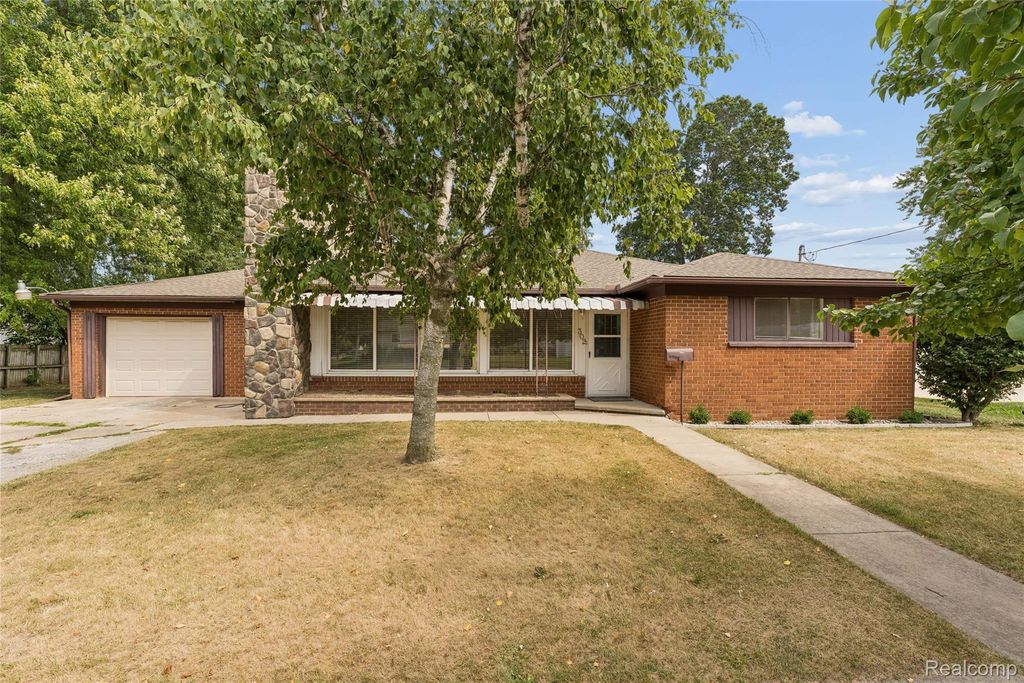 302 Airport Drive, Holly village