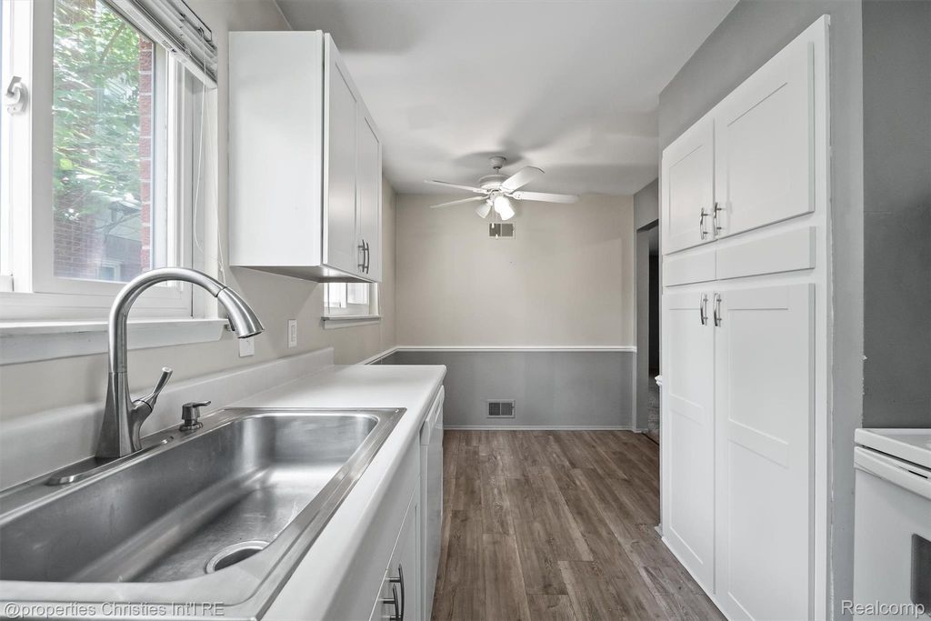 215 Woodsboro Drive, Royal Oak