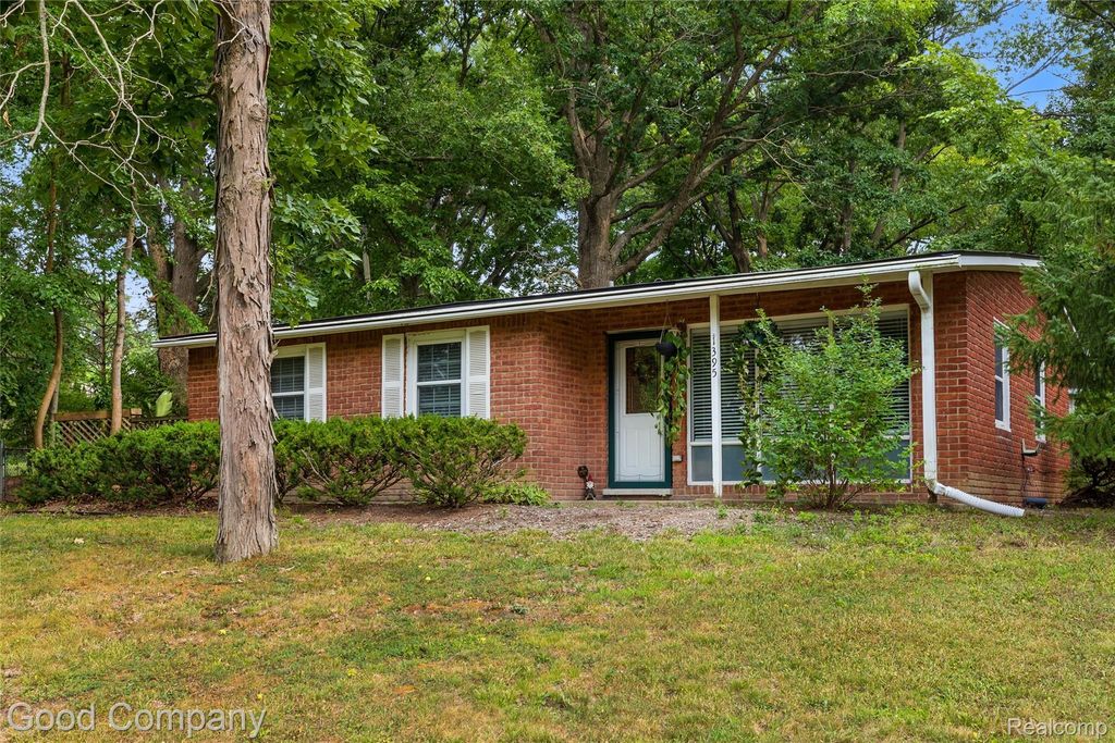 1395 Omega Road, Walled Lake city