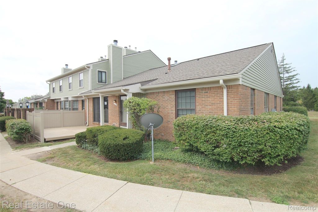 31119 Country Bluff, Farmington Hills