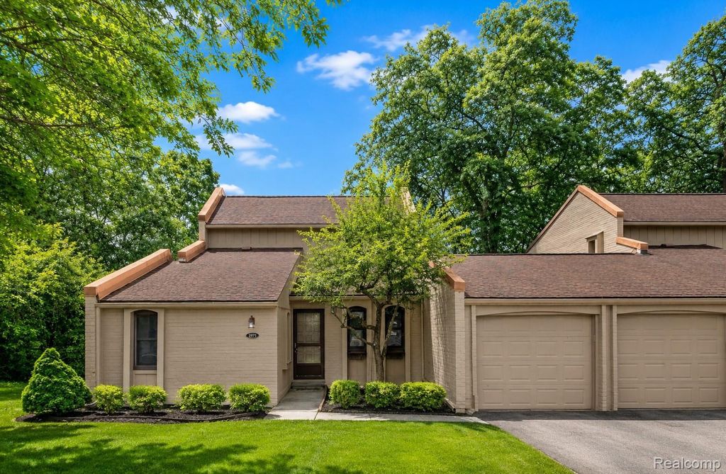 2971 Moon Lake Drive, West Bloomfield