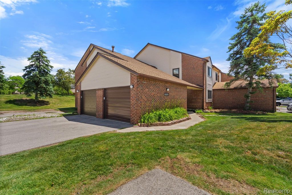 6680 Ridgefield Circle, West Bloomfield
