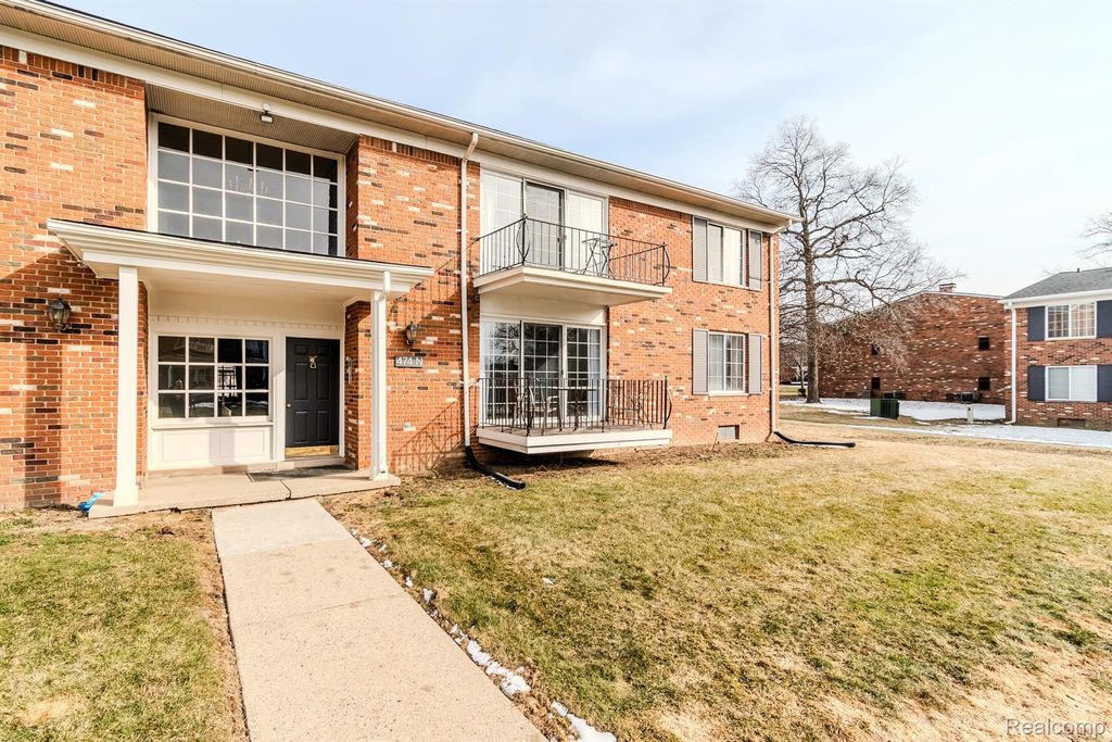 474 Fox Hills Drive N 2, Bloomfield Hills