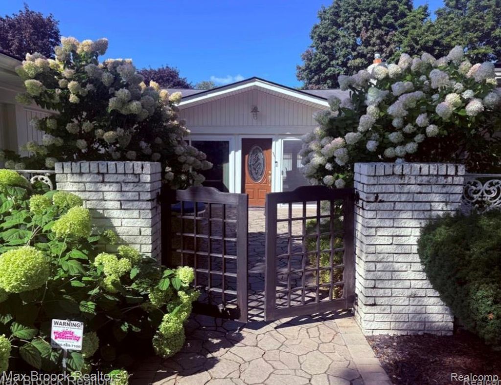 4784 S Valleyview Road, West Bloomfield charter township