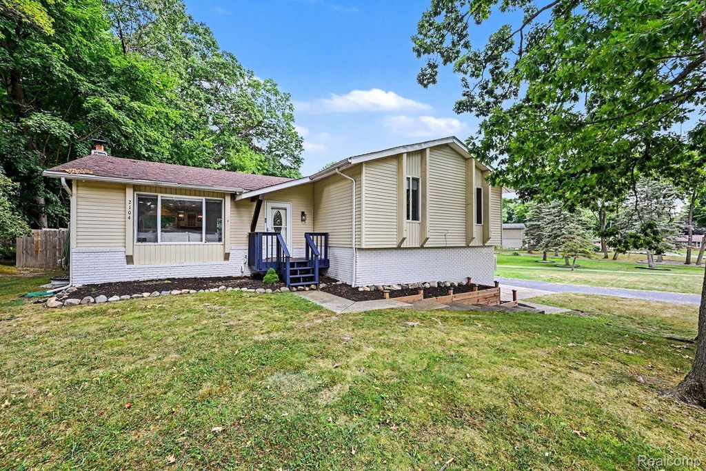 2104 Highfield Road, Waterford charter township