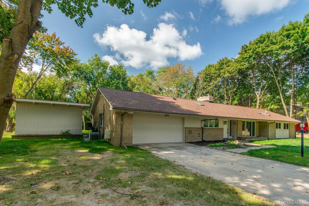 2800 Acorn Road, Bloomfield charter township