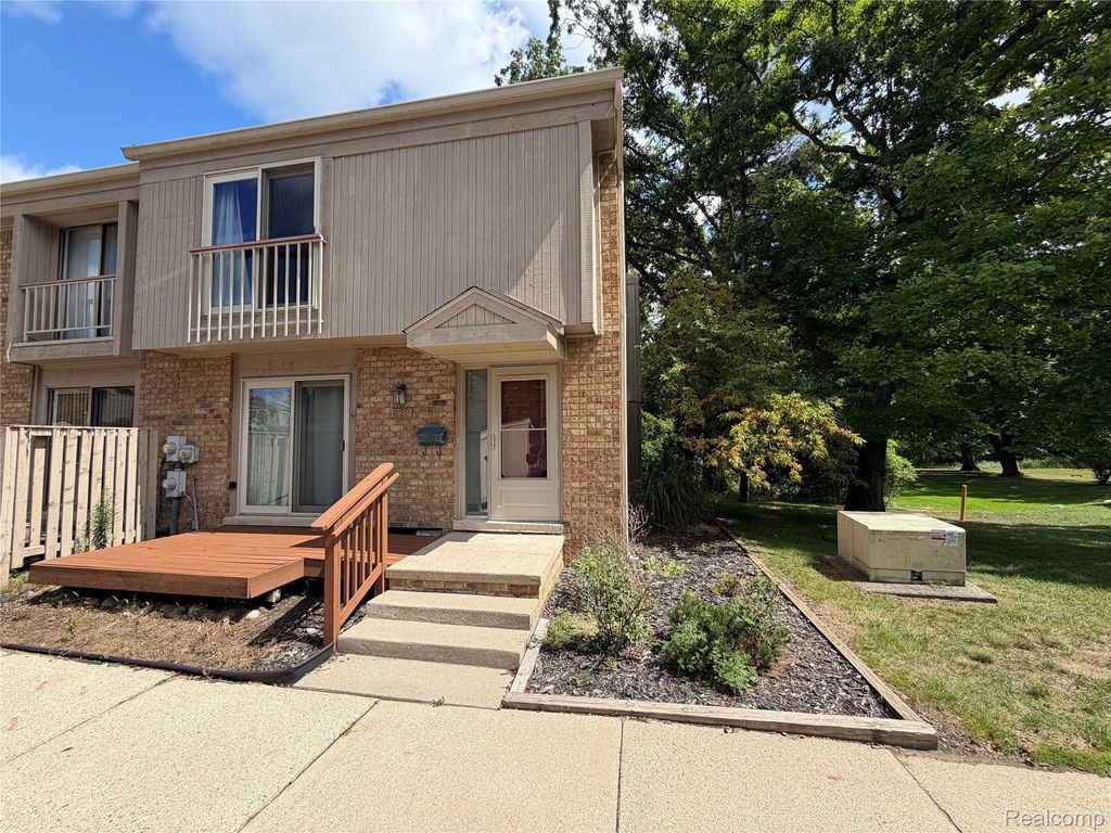 629 Oakbrook 18, Rochester Hills city