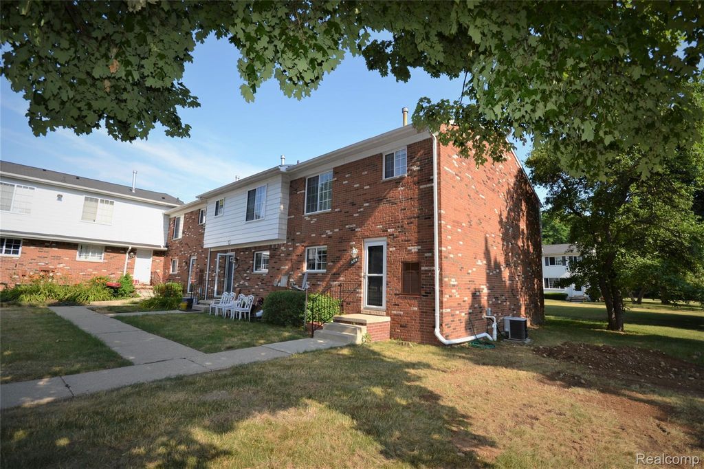 559 Fox Hills Drive N, Bloomfield Hills