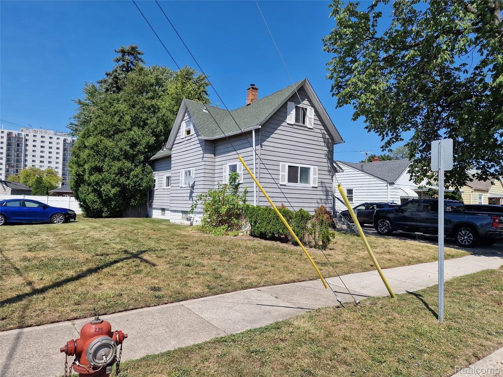 8035 Coolidge, Center Line city