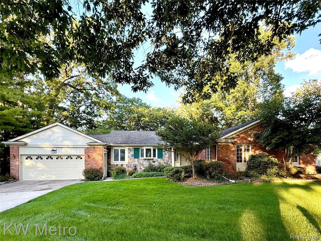 1448 Inwoods Circle, Bloomfield charter township
