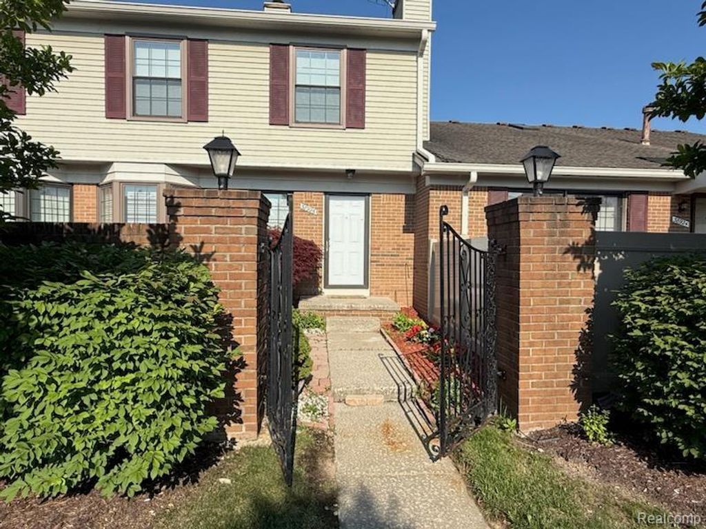 38926 Country Circle, Farmington Hills