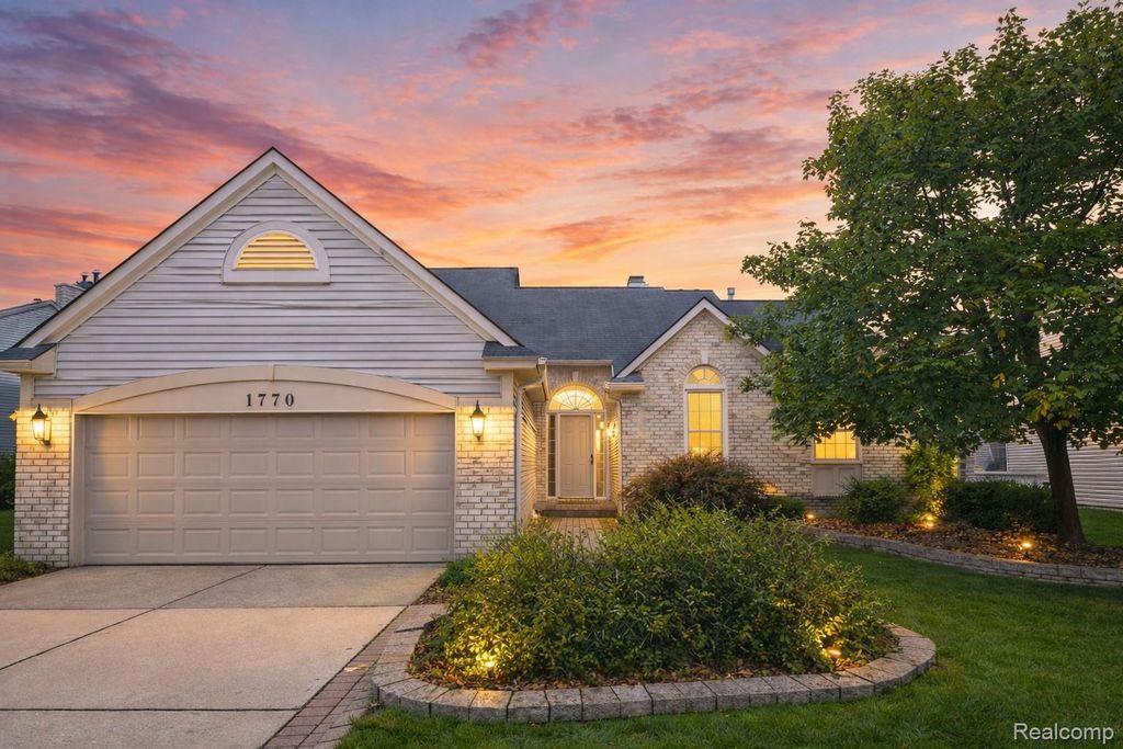 1770 Dogwood Trail, Commerce charter township