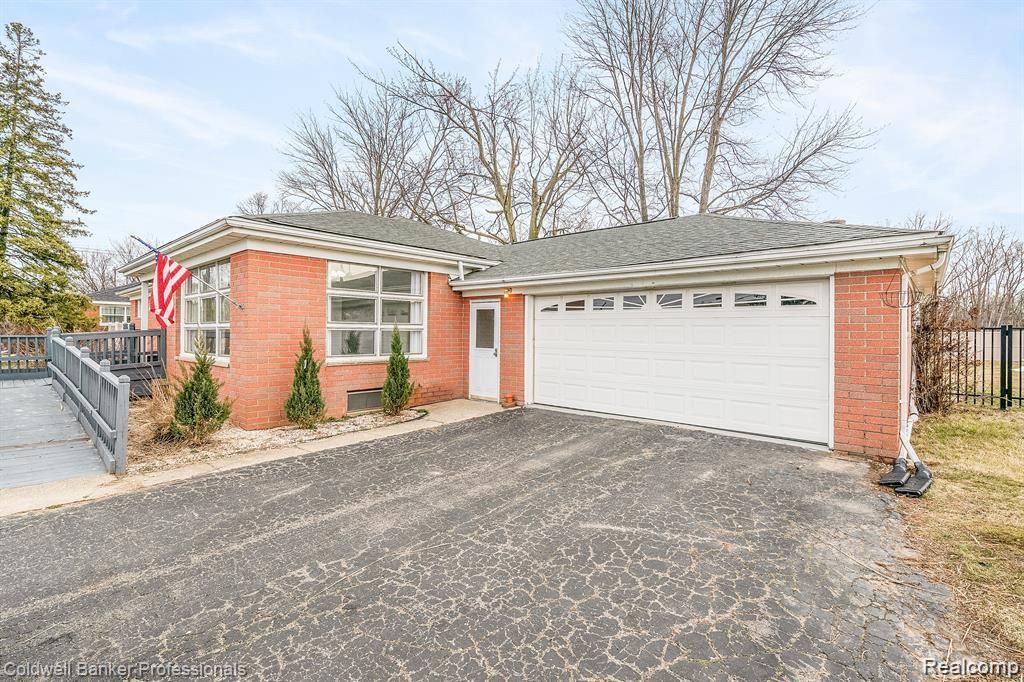 7851 Haggerty Road, Van Buren charter township
