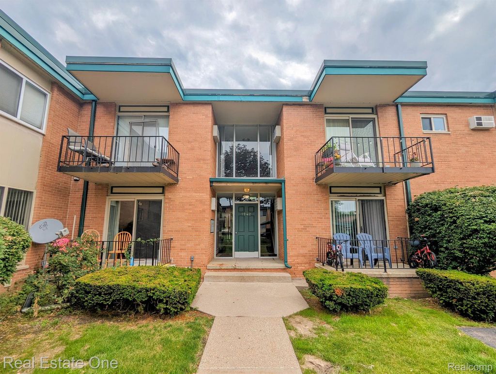 1942 Axtell Drive 7, Troy