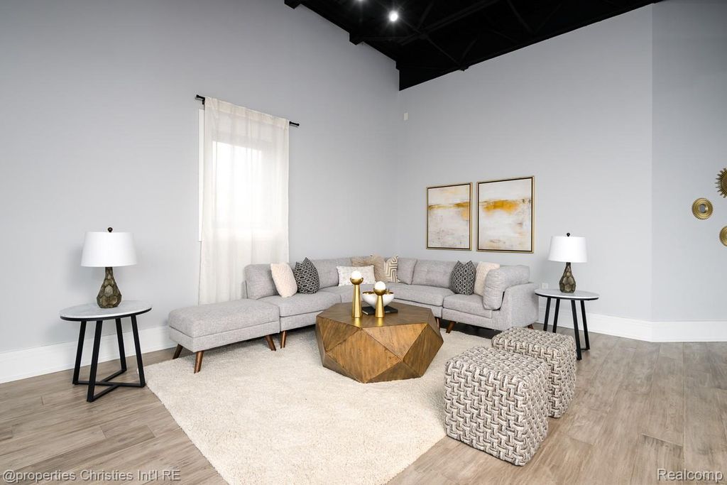 32686 Woodward Avenue E, Royal Oak