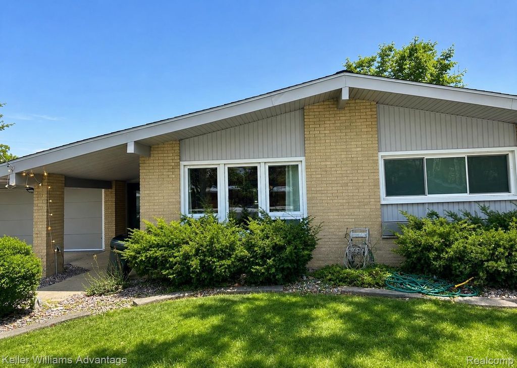 42168 Lakeland, Plymouth charter township