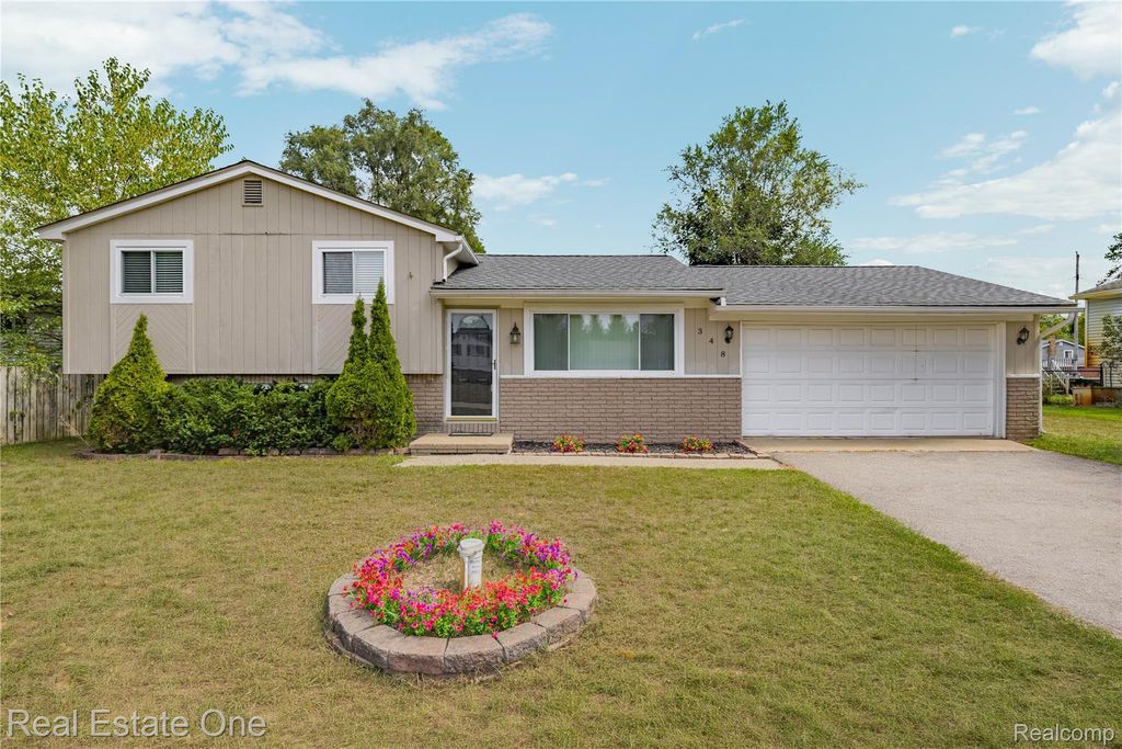 348 Decca Drive, White Lake charter township
