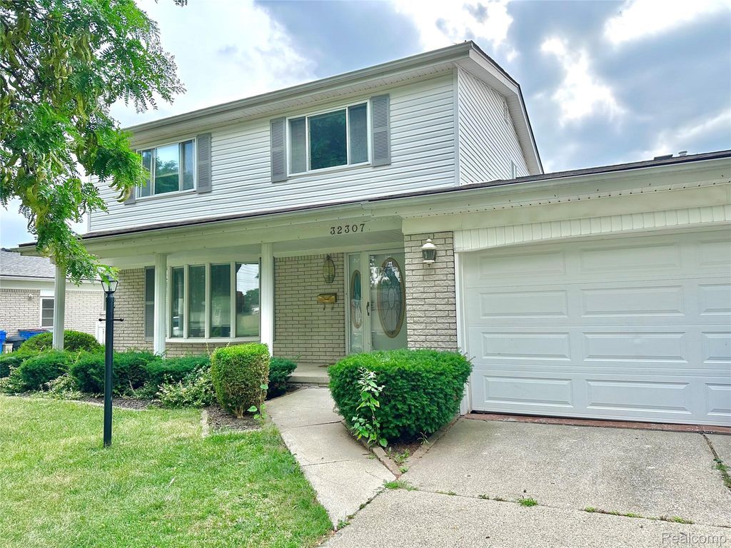 32307 Cambridge Drive, Warren city