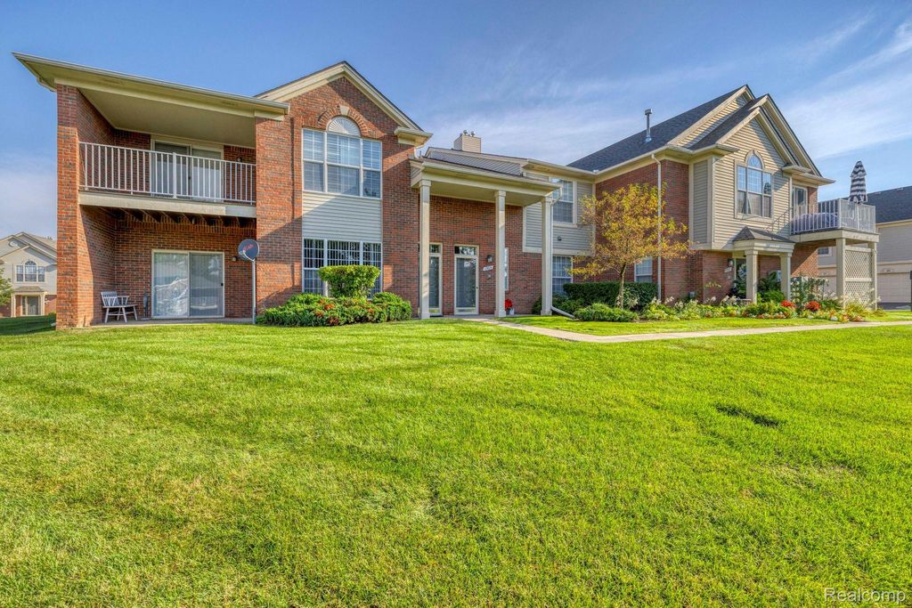 1905 Flagstone Circle, Rochester