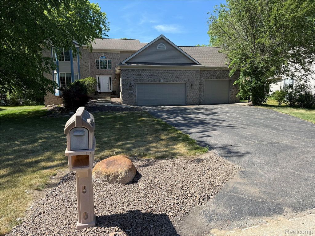 8318 Mill Pointe Court, Atlas township