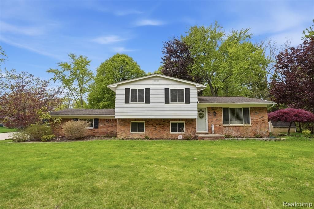 2478 Hiller Road, West Bloomfield charter township