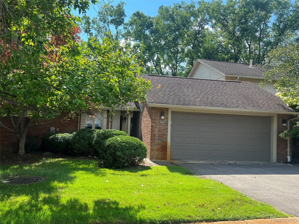 5529 Walnut Circle W, West Bloomfield