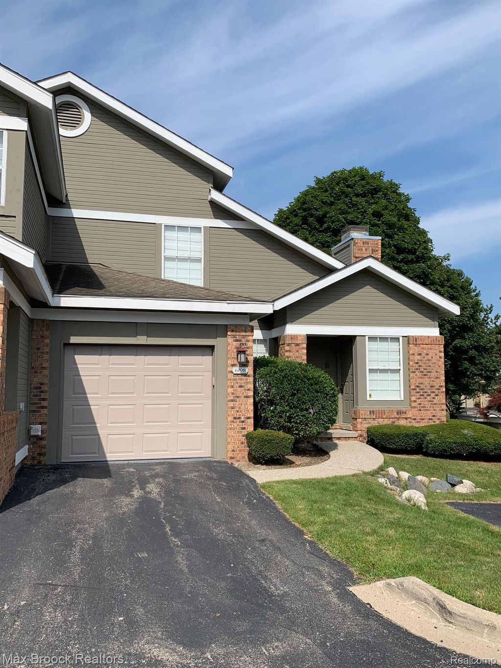 6798 Chimney Sweep, West Bloomfield