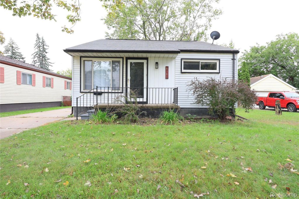 8386 Central, Center Line