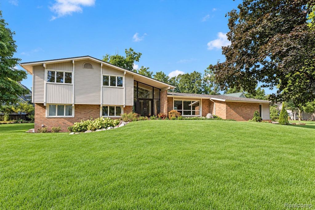 2564 Charel Court, West Bloomfield charter township