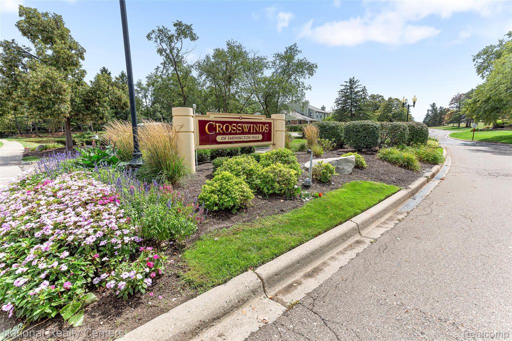 38860 Country Circle, Farmington Hills