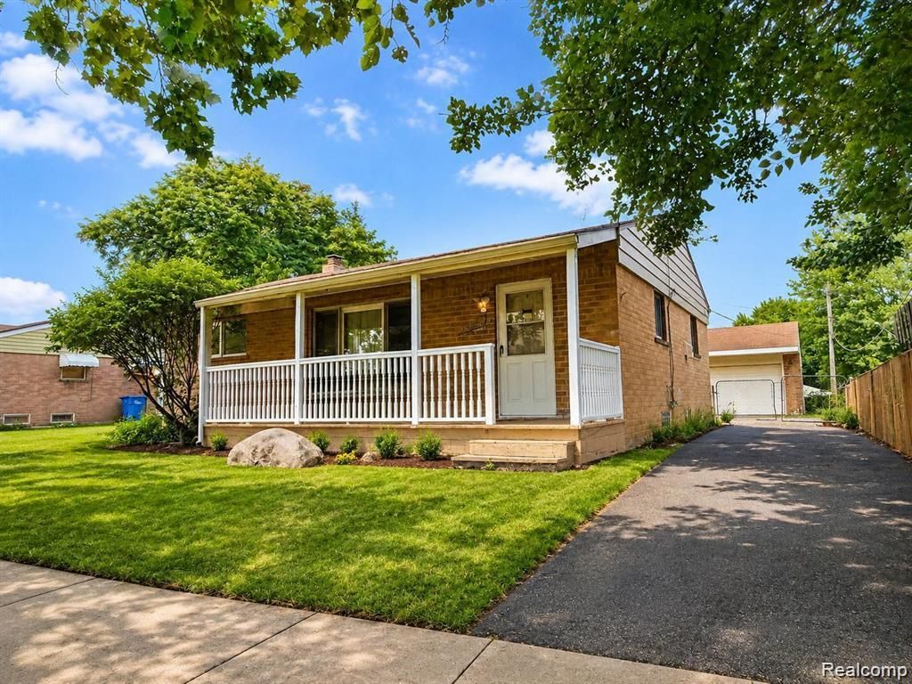 26540 Hoover Road, Warren city