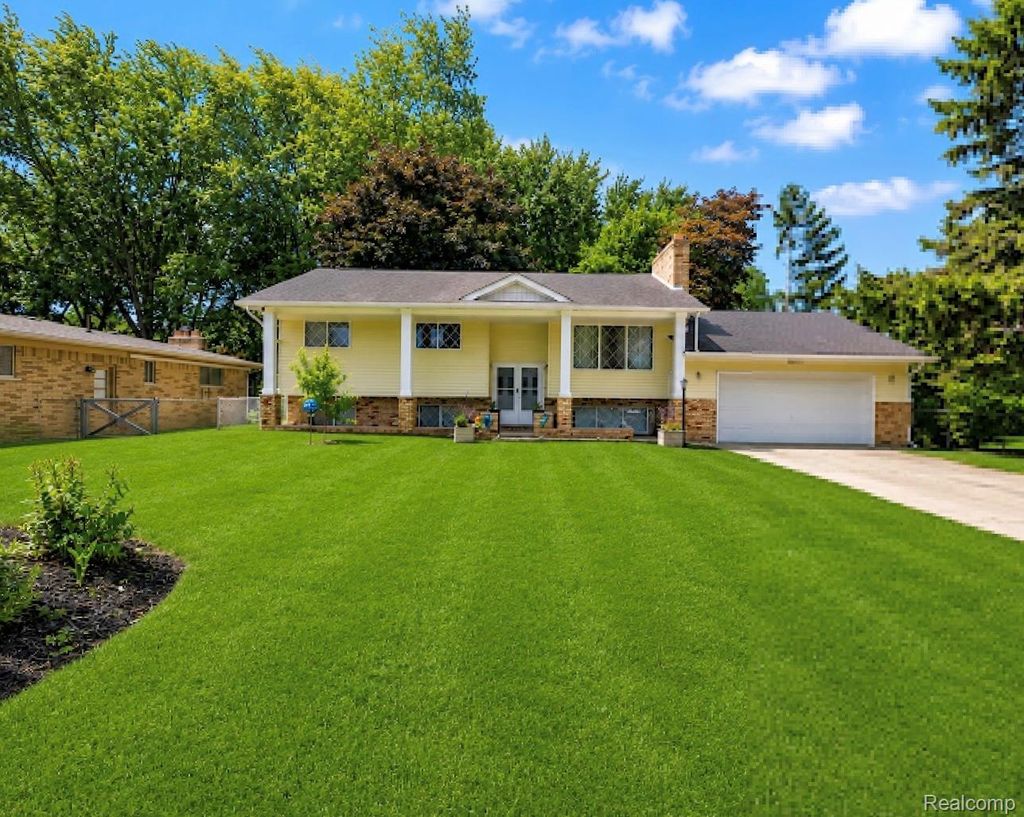 38185 Willowmere Street, Harrison charter township