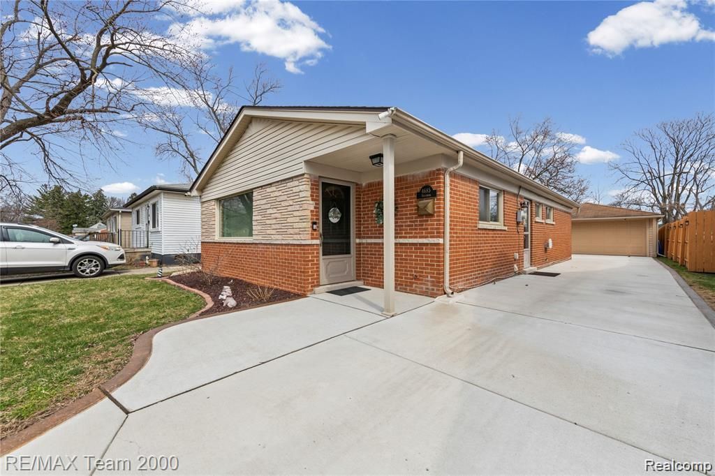 4685 Universal Street, Dearborn Heights city