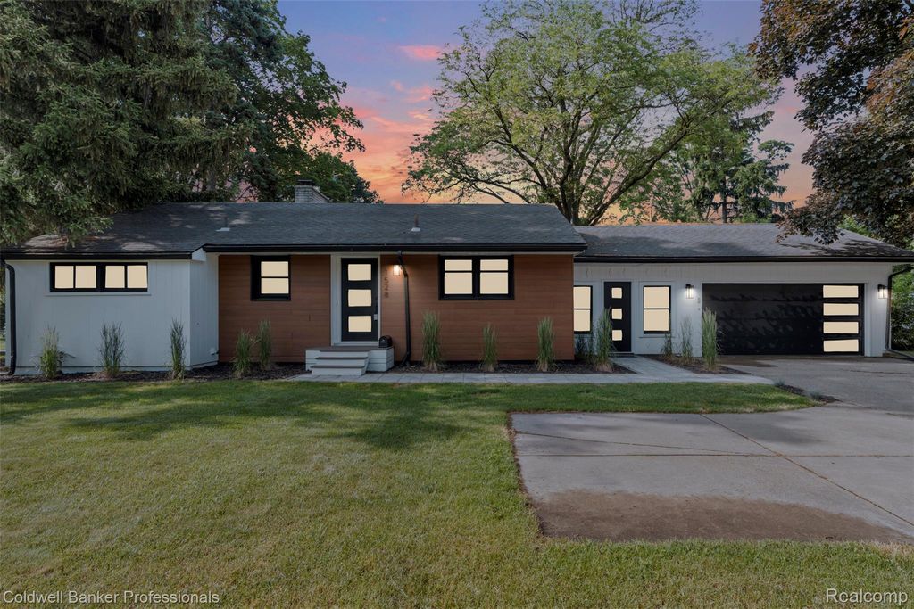 1528 E Maple Road, Birmingham