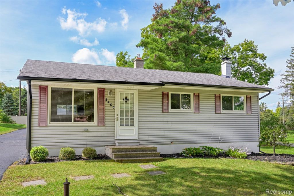 2460 Massena Street, Commerce Twp