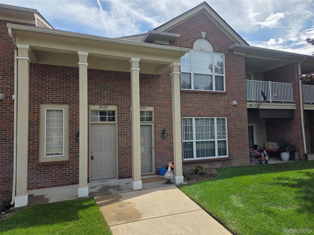28202 Chesapeake Circle, Walled Lake