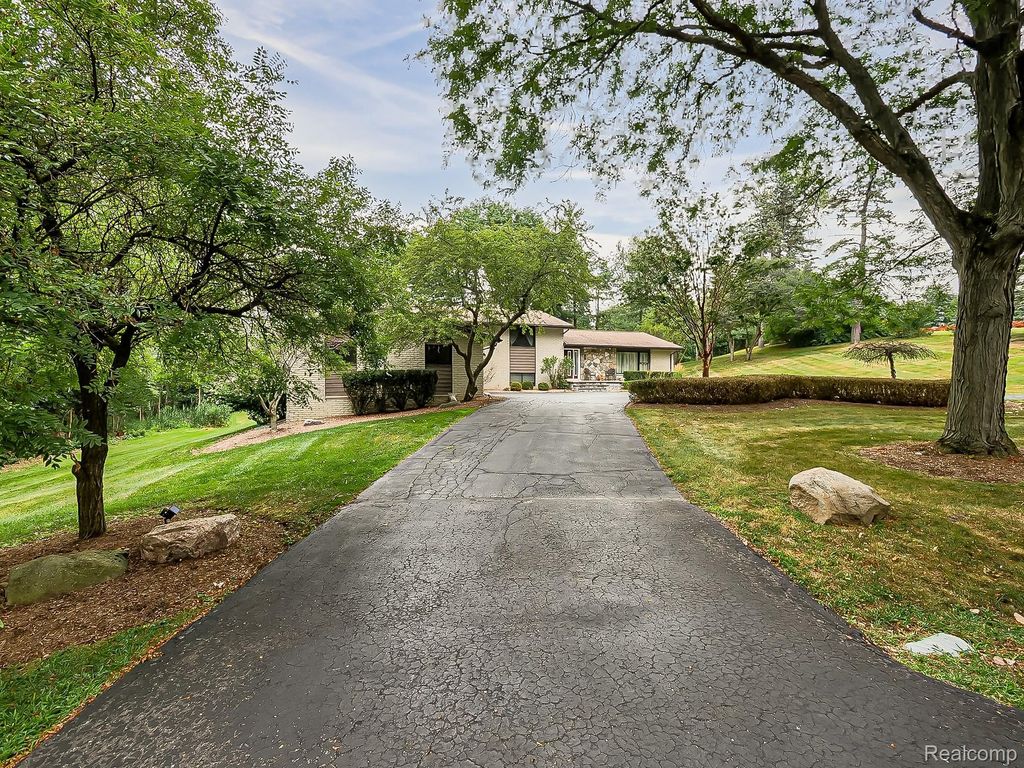 1021 Dowling Road, Bloomfield charter township