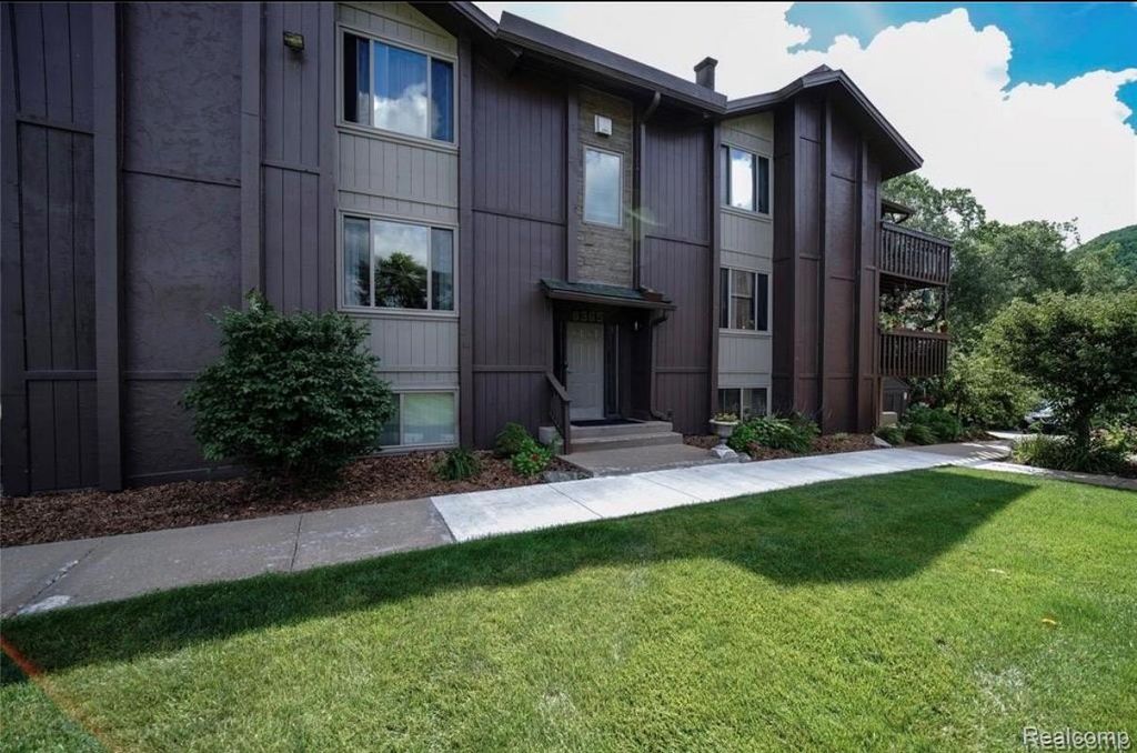8365 Pontiac Lake Road 12, White Lake charter township