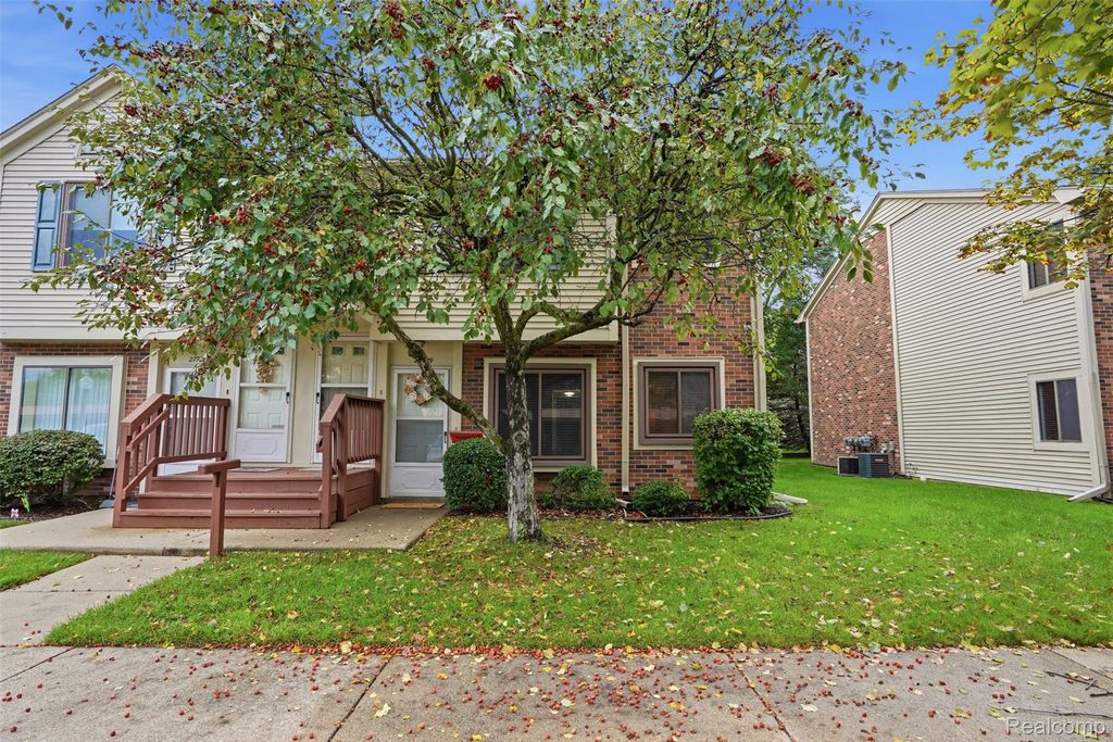 27729 Harrison Woods Lane, Harrison Township