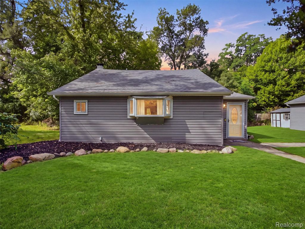 592 Overlook Street, White Lake