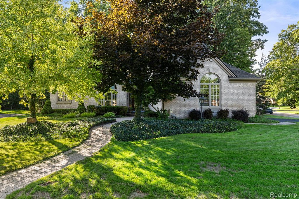 40292 Woodside Drive N, Northville
