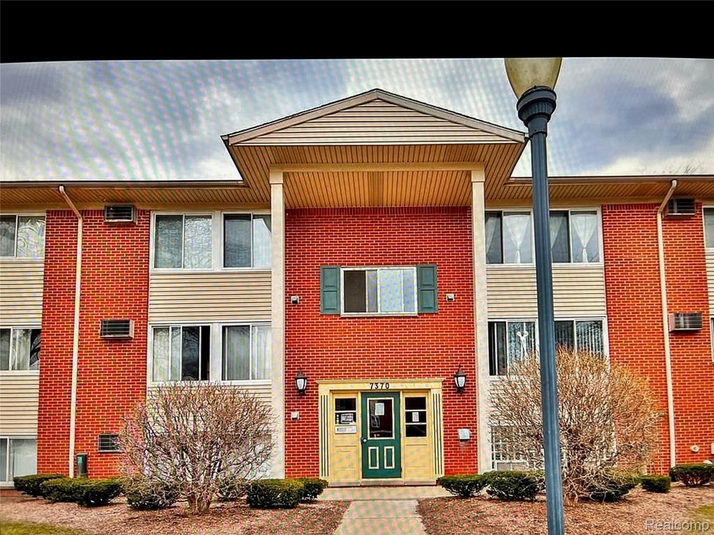7370 Central St Apt 10, Westland