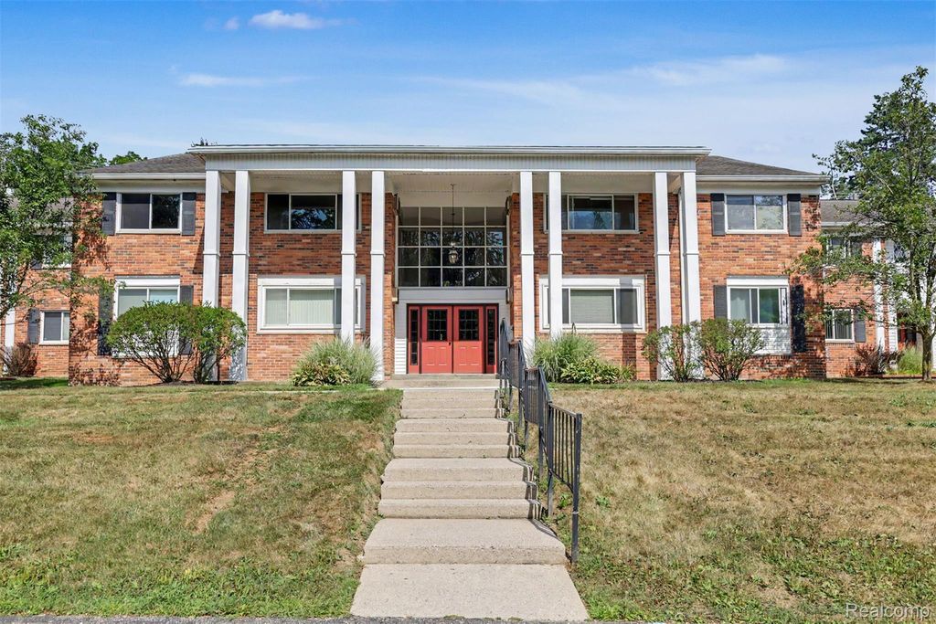 525 Fairbrook Street 108, Northville