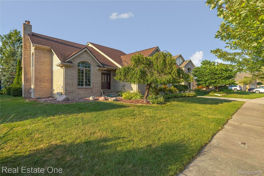 13987 Glenwood Drive, Shelby Twp