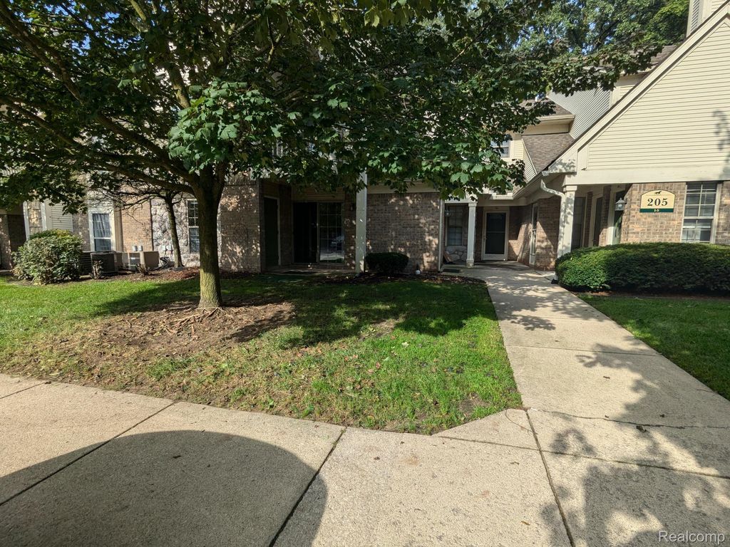 205 Maplewood Court, South Lyon