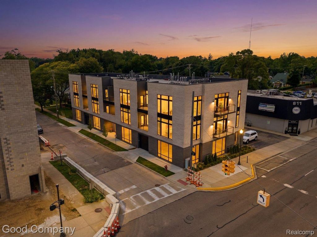 110 Austin Avenue 204, Royal Oak