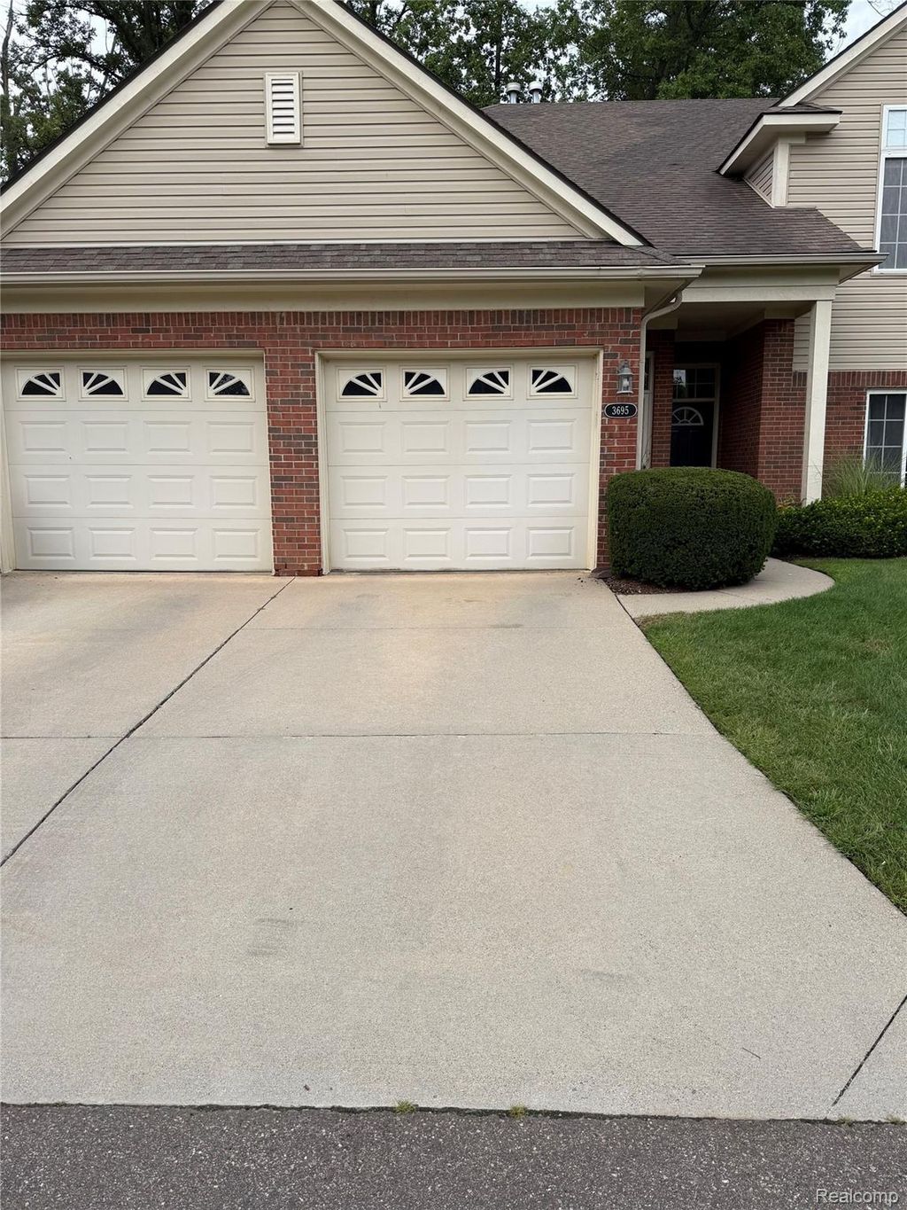 3695 Eagle Creek Drive, Utica