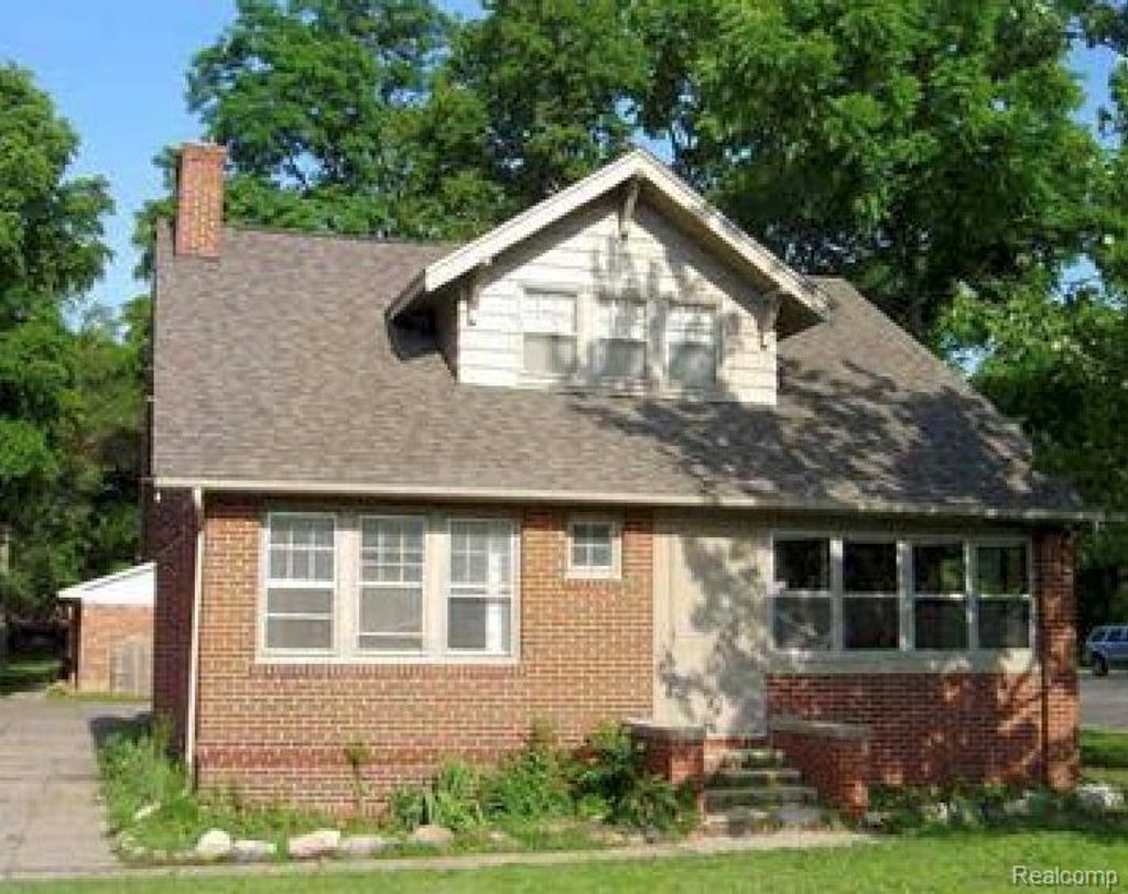 1113 N Saginaw Street, Holly