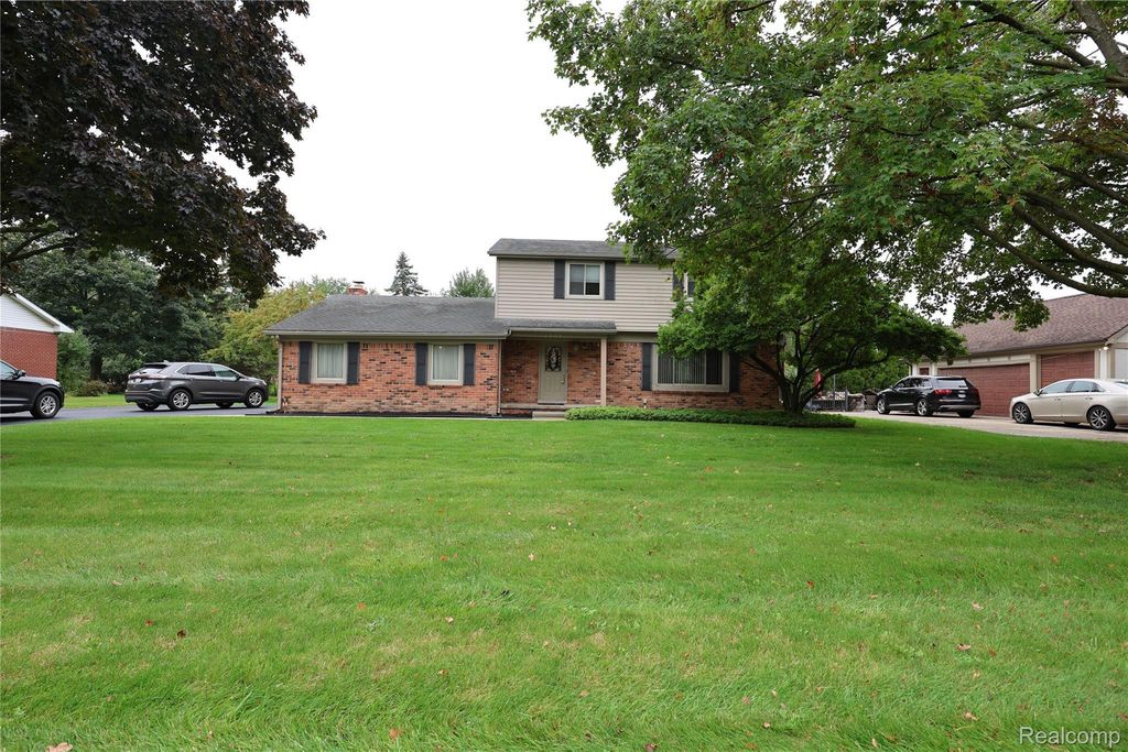 2301 Walnut Lake Road, West Bloomfield